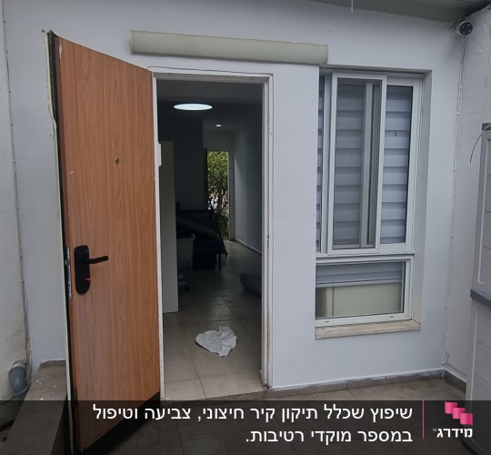 דלת פתוחה, רצפת אריחים, חלון עם תריסים